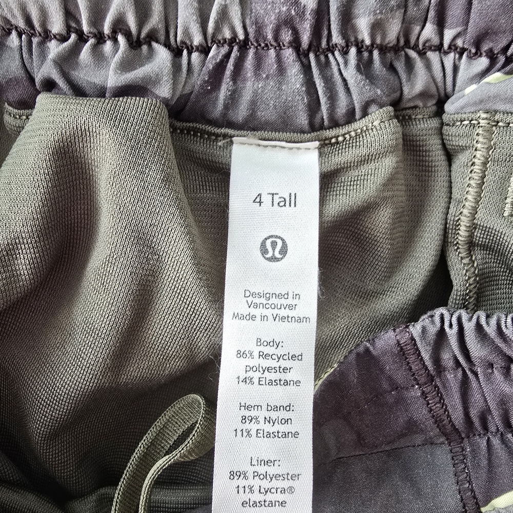 Lululemon Camo Print Running Women's Shorts Sz 4 Tall - Picture 7 of 8
